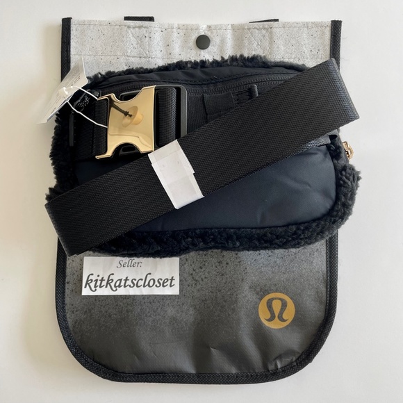 🆕 *GOLD HARDWARE* NWT 2022 lululemon everywhere belt bag fleece EBB 1L - black - Picture 7 of 9